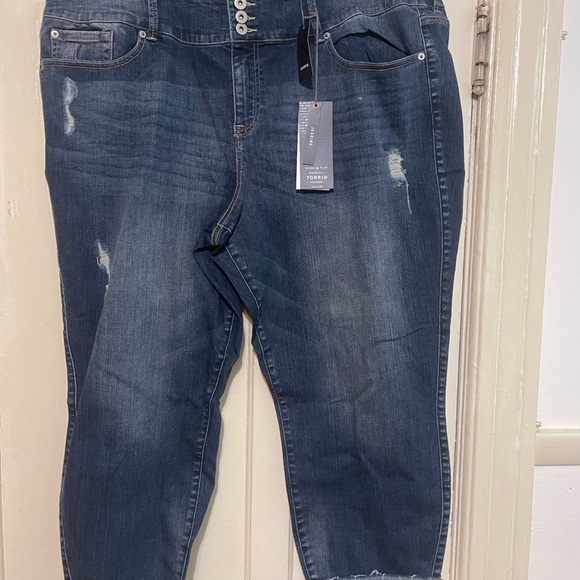 Torrid Premium Women Blue Denim Flat Front Distressed Raw Hem Capri Pants 26 NEW - Picture 4 of 12